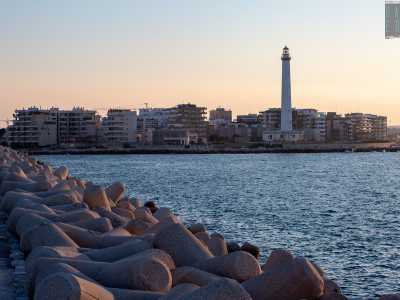 Dall�altra parte del molo invece, volgendo gli occhi verso la penisola di San Cataldo, ecco l�alto e bianco faro San Cataldo, che da 150 anni a questa parte guida le navi verso porti sicuri
